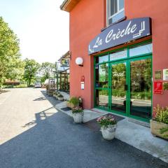 Hôtel Restaurant La Crèche et sa piscine intérieure - Logis Hôtels