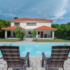 Villa con piscina y vista al campo de golf