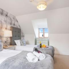 Loughton House - Central Location - Free Parking, Private Garden, Super-Fast Wifi and Smart TVs by Yoko Property