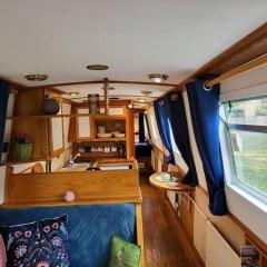 Cosy Canal Boat in London Centre for Family & Friends