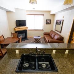 Silverado Lodge - 1 Bedroom Suite with King Bed & Pool View apartment hotel
