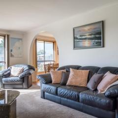 Solander's Retro Residence - By the Beach Group Stay