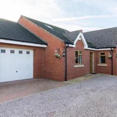 Modern 4 Bed Detached Private House-Parking-Garden