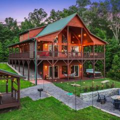 Murphy Cabin with Hot Tub, Fire Pit and Mountain Views