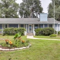Charming Kingsland Getaway with Screened Porch!