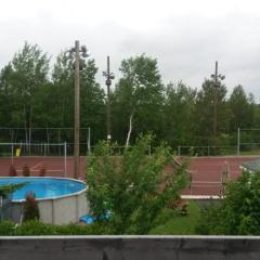 Logement avec stationnement tennis et piscine