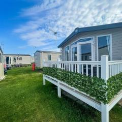 Modern Caravan With Decking Near Scratby Beach Ref 50007e