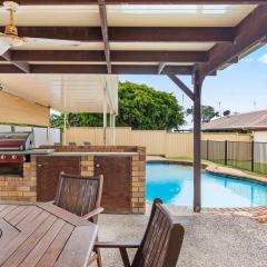 'The Aussie Classic' Poolside Living by the Marina