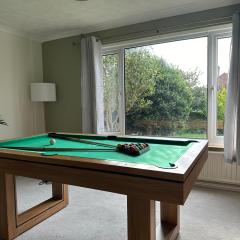 3 Bed House - Parking - Pool Table - Close to A1