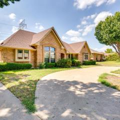 Charming Texas Escape, Near Cedar Hill State Park!