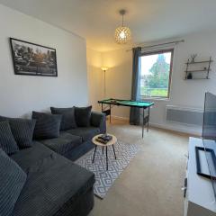 Coventry City Centre 2 Bed 2 Bath Apartment With FREE Secured Parking, Balcony, PS4 - Reverie Stays