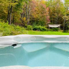 Cozy and Charming Cottage with Jacuzzi and Fire Pit!