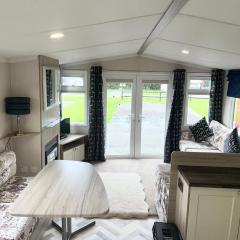 Homely 2 bed chalet tuxford