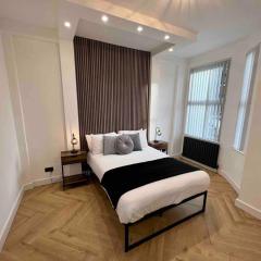 Modern City Centre Townhouse sleeps 10 & Parking