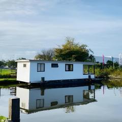 Woonboot in Sumar gelegen tussen Leeuwarden en Drachten