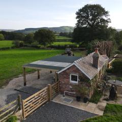 Cosy, rustic cabin with period features, stunning views & hot tub