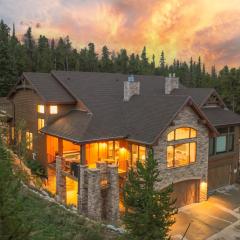 Warm and luxurious, spectacular views, all en-suites, hot tub, shuffle board, arcade machine!!