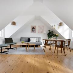 Sanders Saint - Loft One-Bedroom Apartment By the Charming Canals