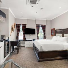 Independence Square 302, Top Floor Stylish Hotel Room with Wet Bar, A/C, in Downtown Aspen
