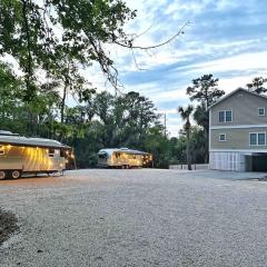 Large 4bed/4bath Home + 2 Airstream Glampers & Spa Midway to Tybee Beach & Downtown Savannah with Fast WiFi and More!