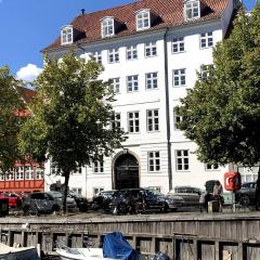 Christianshavn Canalside Luxury Apartment