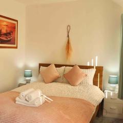 Stunning Guest House FREE WiFi &Parking