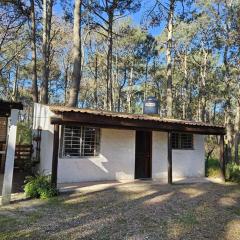 Bosque y playa en Jaureguiberry. Cabaña monoambiente para 4 personas