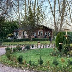 Log Cabin, Conveniently Situated halfway between Stratford and Warwick