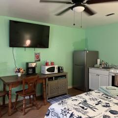 Boat House Studio - Water Front Pets WiFi Smart TV apts