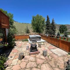 ATTACHED MOTHER-IN-LAW SUITE Soak in the hot tub, star gaze, enjoy the reservoir, hike, bike, kayak and more - Private floor, entrance, terrace and room and bathroom, not the full house