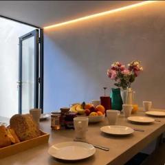 Ideal Location, Perfect Townhouse for Your Getaway Near Brighton Seafront and Pier , Blue House Short Lets