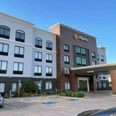 La Quinta Inn & Suites by Wyndham Tulsa Midtown