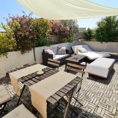 Cosy flat 60m2 - beautiful large rooftop - near metro and train station - free secure car parking