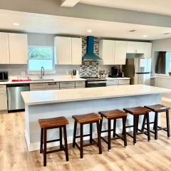 3300 sq Spacious Kitchen & Living Spaces ( 5 TVs )