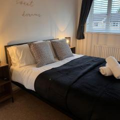 CONTRACTORS OR FAMILY HOUSE M1 Nottingham - IKEA RETAIL PARK - SWINDON CLOSE - 2 Bed Home with Driveway, private garden, sleeps 4 - TV'S in all rooms