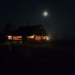 Sauna, balia i drewniana chata nad rzeką