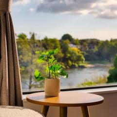Experience The Magic of Riverside Living - 5 beds