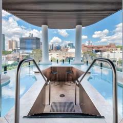 Story Bridge and City View Skyhigh Luxe 2 bed Unit