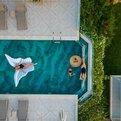 BEACHFRONT WHITE VILLA WİTH PRIVATE SWIMMING POOL