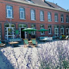 De Lotuspoort met Mihr's B&B in de Abdij van Bornem