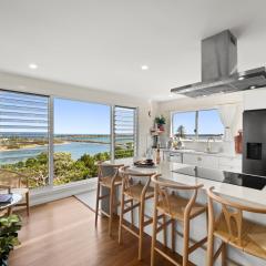 THE PENTHOUSE - Spectacular Views of the Bay, and the Ocean! Only 150m to Shaws Bay