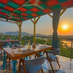 AAJ HAVELI - Lake Facing Boutique Hotel by Levelup Hotels