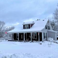 16LV Beautifully decorated country home 20 minutes from Bretton Woods, Cannon and Franconia Notch!