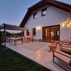 SzamosVilla - BBQ, 8BDRM, very close to center