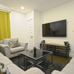 Downtown Prestige: Parking, King Bed, Sleeps 6
