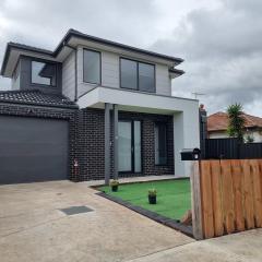 Rosie Townhouse - Modern home in Sunshine