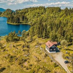 Beautiful Private Villa with Lake View and Boat