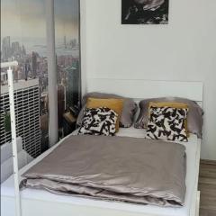 Privat Zimmer mit kleinem Balkon in einer Wohnung