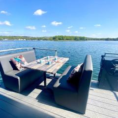 Luxury houseboat with beautiful views