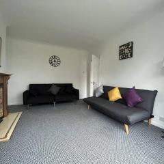 4 bedroom cosy home in Solihull by airport Driveway for up to 3 cars perfect for contractors